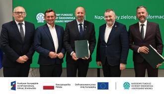 Pięciu biznesowo ubranych osób mężczyzn stojących na tle zielonego baneru promocyjnego