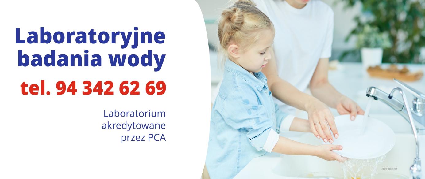 Dziewczynka o blond włosach zmywa naczynia, obok w tle dorosła kobieta towarzyszy dziecku