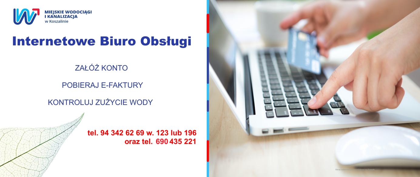 Zbliżenie dłoni na klawiaturze laptopa, na pierwszym planie mysz komputerowa 